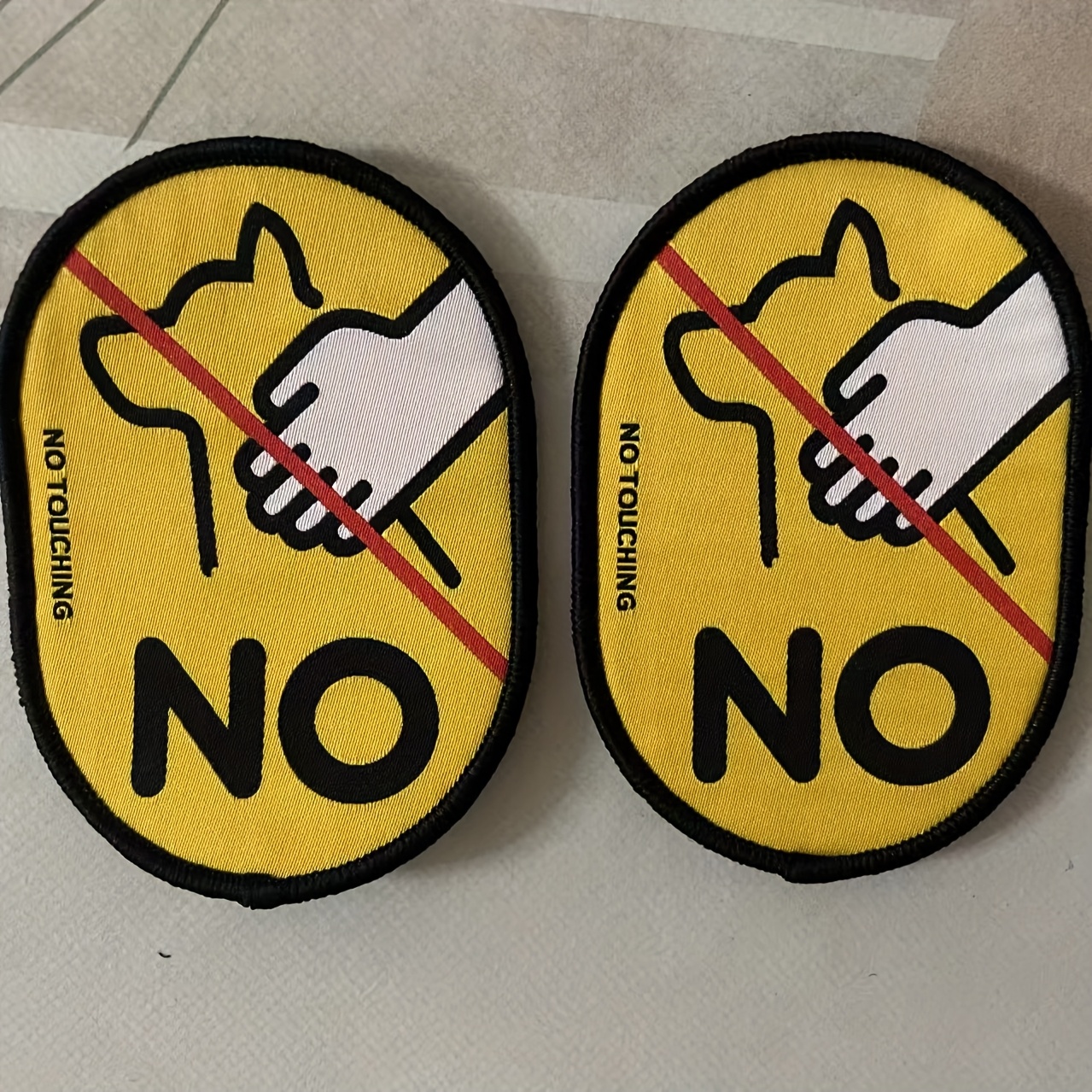 Warning Sign For Pet Leashes With, A Label To Prevent And Feeding While Walking Dogs