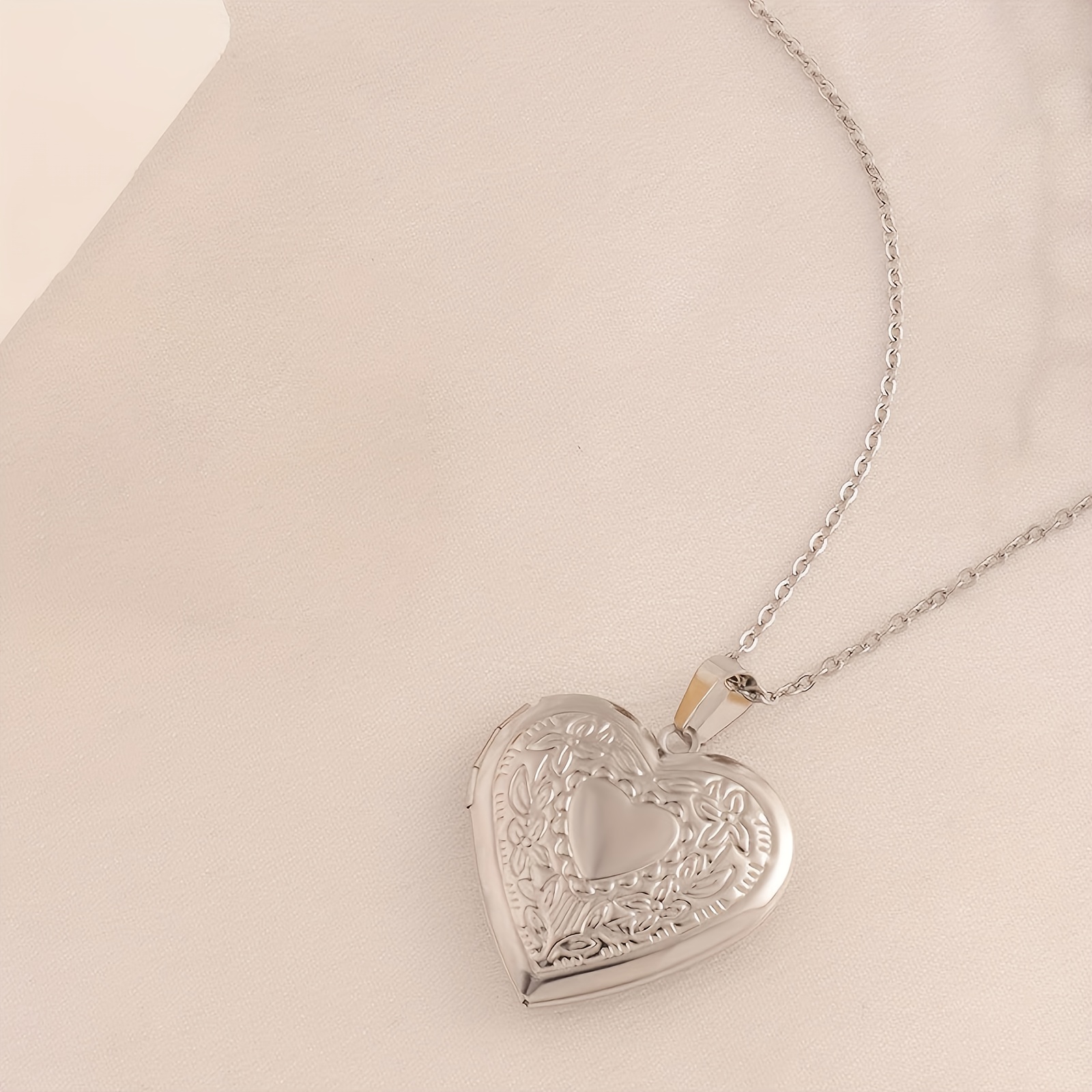 Vintage Heart-Shaped Locket Necklace with Flip Cover