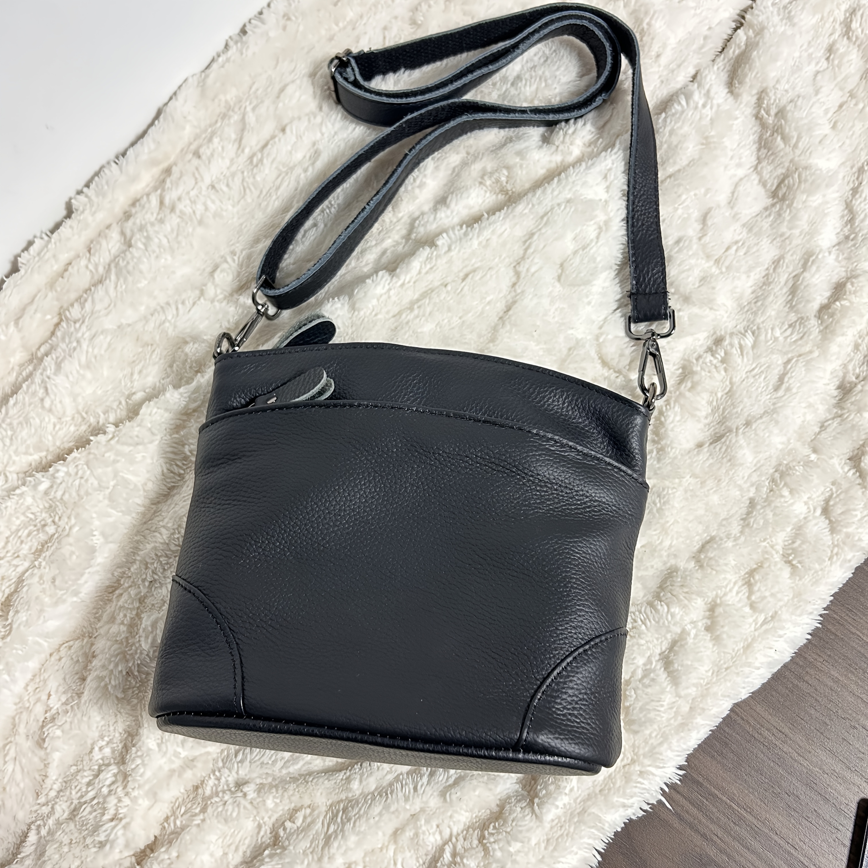 

Sac bandoulière en cuir , petit sac à double poches, sac à bandoulière pour femme, sac à pouvant porté à l'épaule ou en bandoulière, cadeau de Noël