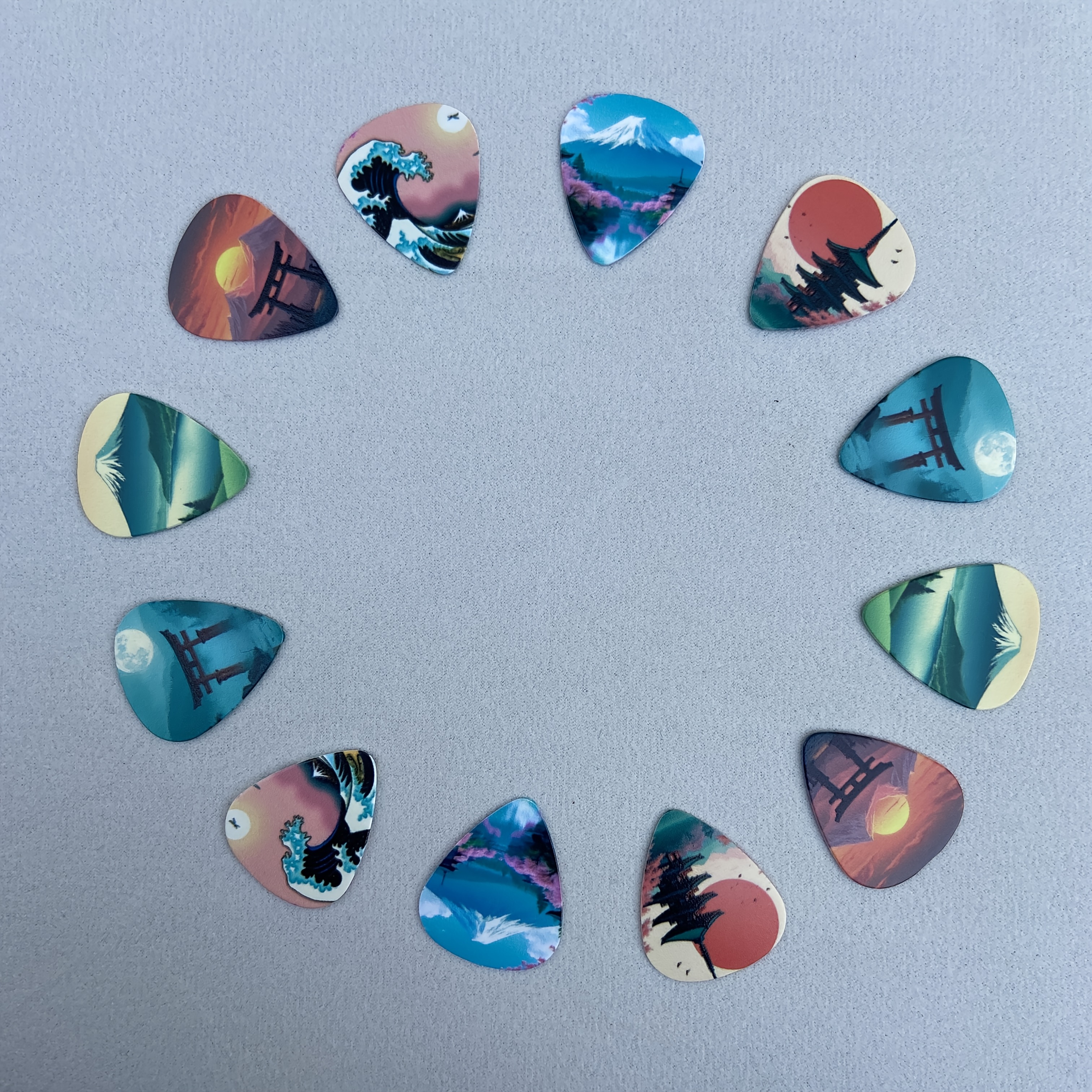 E-shop 12er-Set Landschaftsgitarrenplektren - 3 Größen (0.46mm, 0.71mm, 0.96mm) geeignet für Bass, E-Gitarre und Akustikgitarre - langlebiges
