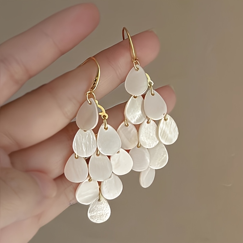E-shop Ein Paar stylische, frühlings- und sommerliche Kunstperlen-Quaste-Ohrringe für Damen, geeignet für den täglichen Gebrauch, Feiertage, Partys,