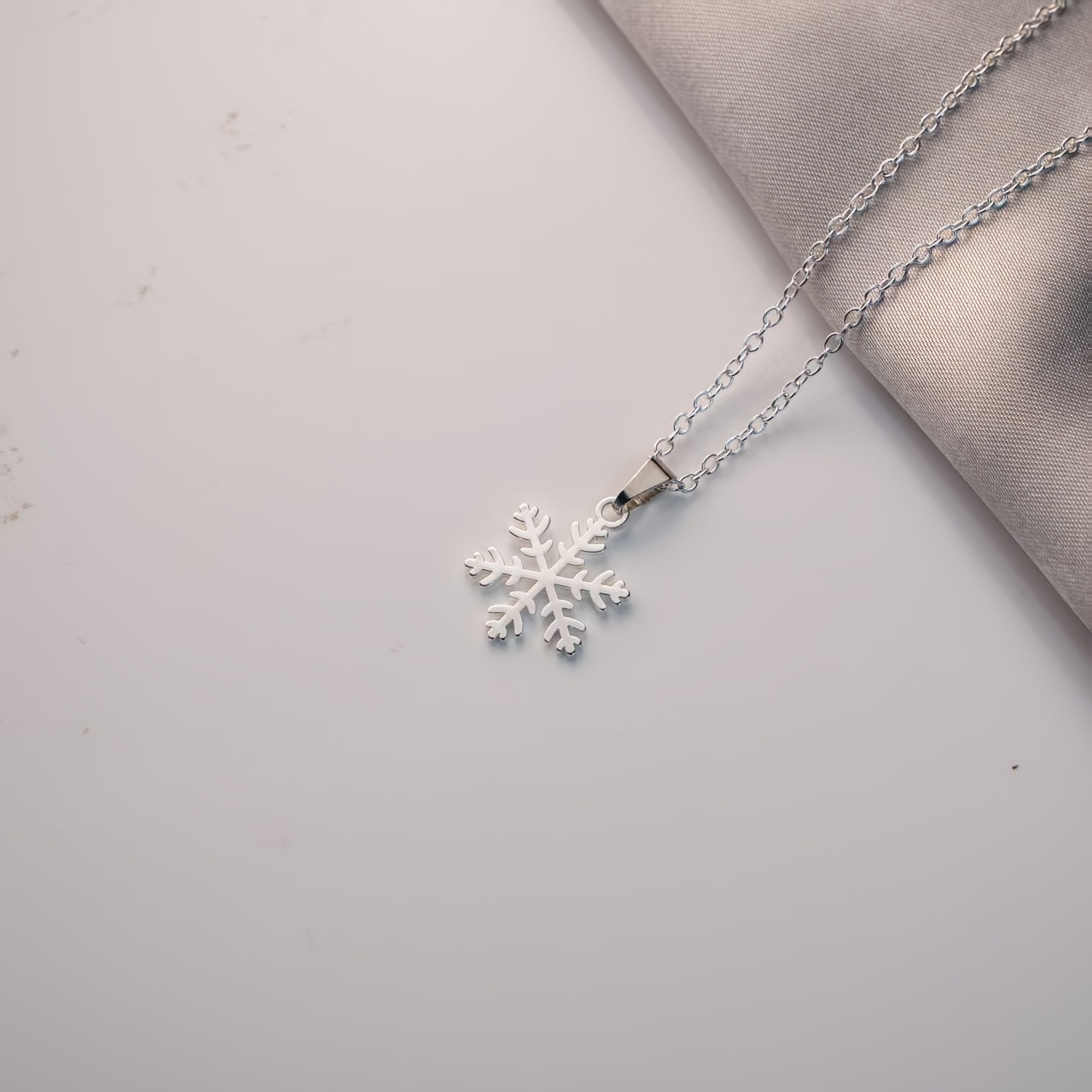 1pc Christmas Celebration Glossy Snowflake Pendant Women's Necklace, Western Exquisite All-match Holiday Gift Clavicle Chain Jewelry