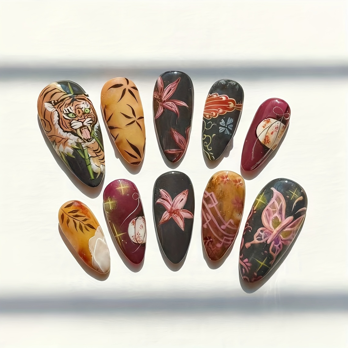 E-shop Heißer Stil 24-tlg. tragbare Mandelförmige Nägel mit mattiertem wildem Tiger-, Schmetterlings- Blumendruck, Tiger, coole heiße Farbe, abstrakte