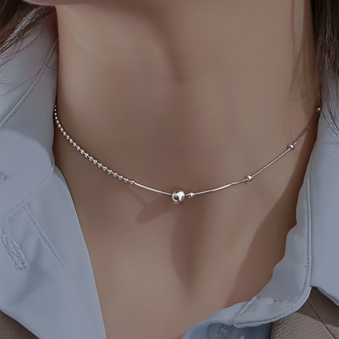 

Un simple collier ras du cou en perles pour les et les fêtes.