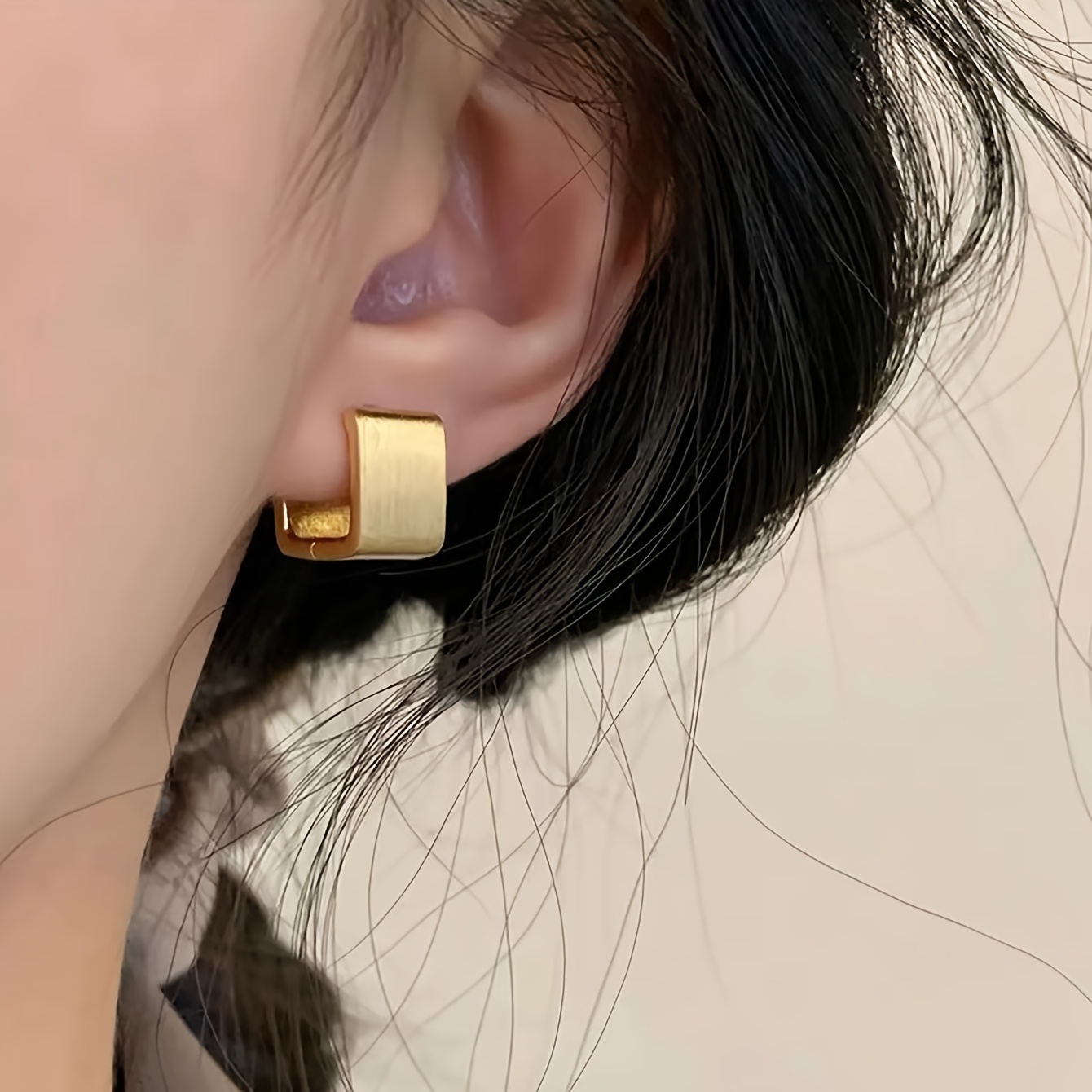 Image of 1 Pair Of Easy, Elegant, Exquisite Matte Brushed Curved Designs With A Personalized Sense Of Luxury. Women Wear Fashionable Earrings For Daily Commuting