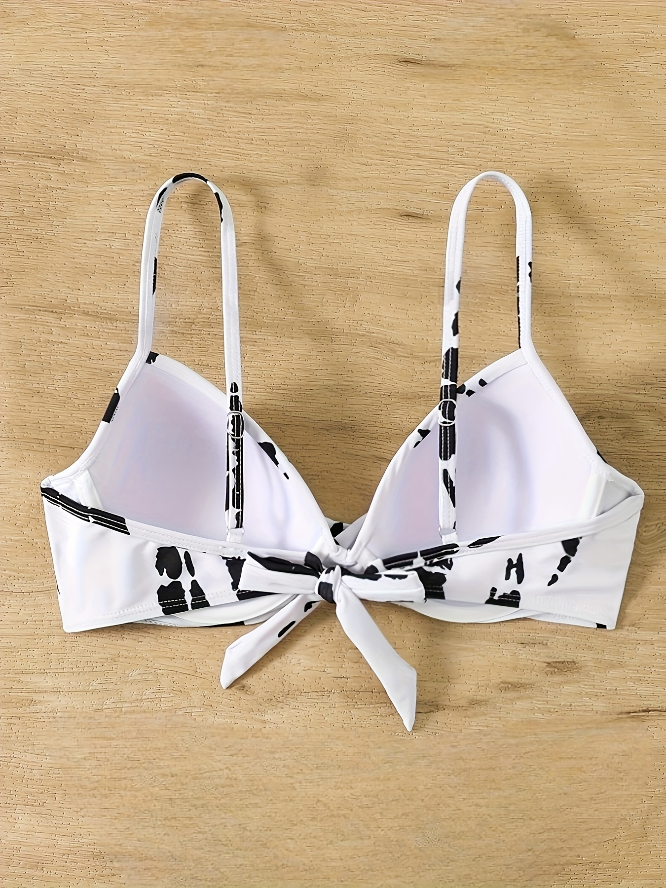GYYH-11016 Women'S Bikini Top, Featuring a Front Cross Design And Underwire Cups.
