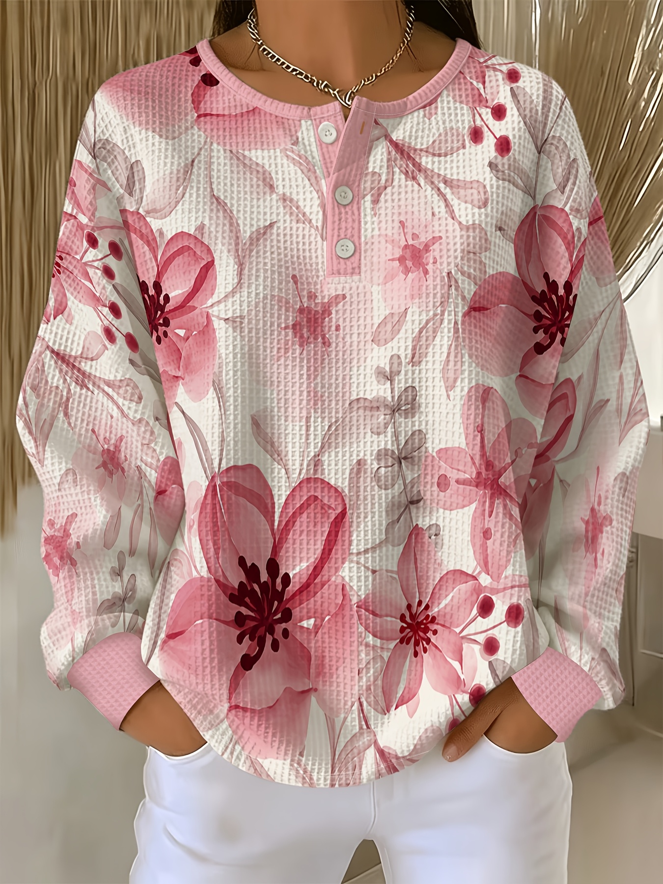 artikel foto Modieuze, casual en comfortabele wafel-Henley-sweatshirt voor dames met lange mouwen, met grote roze aquarelbloemen op een witte achtergrond, die een zachte en etherische charme uitstraalt