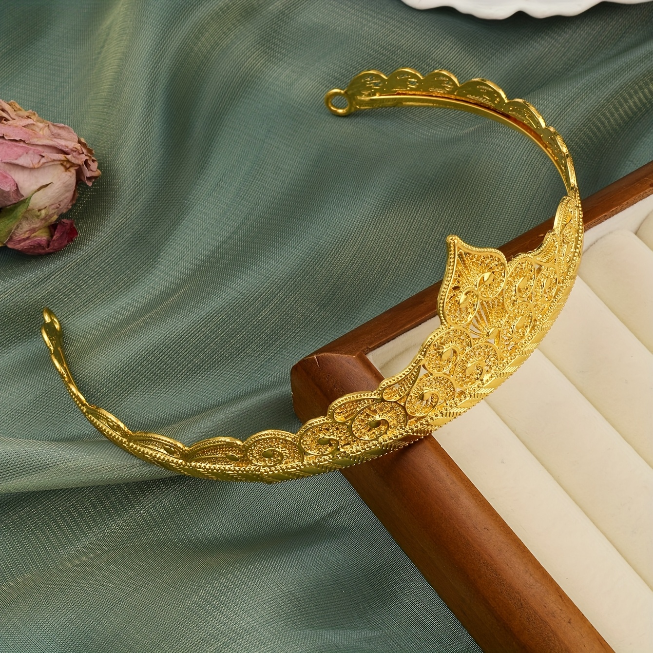 Image of A Small-sized Hollow Metal Crown With Clouds For Women, Suitable For Middle Eastern Wedding Banquets, Festivals, And Bridal Parties