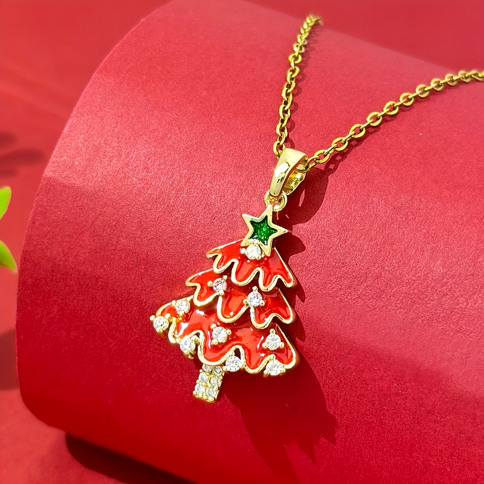 

A Red Sparkling Christmas Tree Necklace With Fashionable And Design, A Fashionable Jewelry Accessory For Girls, A Must-have For