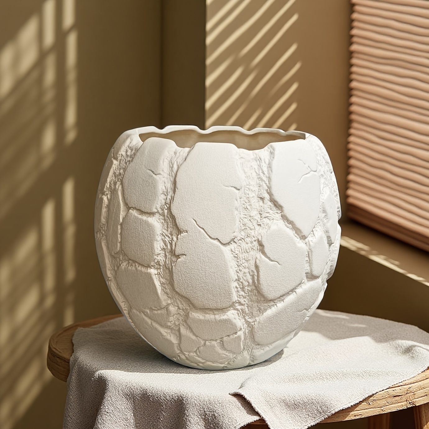 A Stylishly Designed Ceramic Planter, a Planter Without Drainage Holes, a Hydroponic Planter for Green Plants, Handcrafted, White Ceramic Planter, Suitable for Both Indoor and Outdoor Use, Can Also Be Used as a Home Decor Vase, a Sculptural Planter