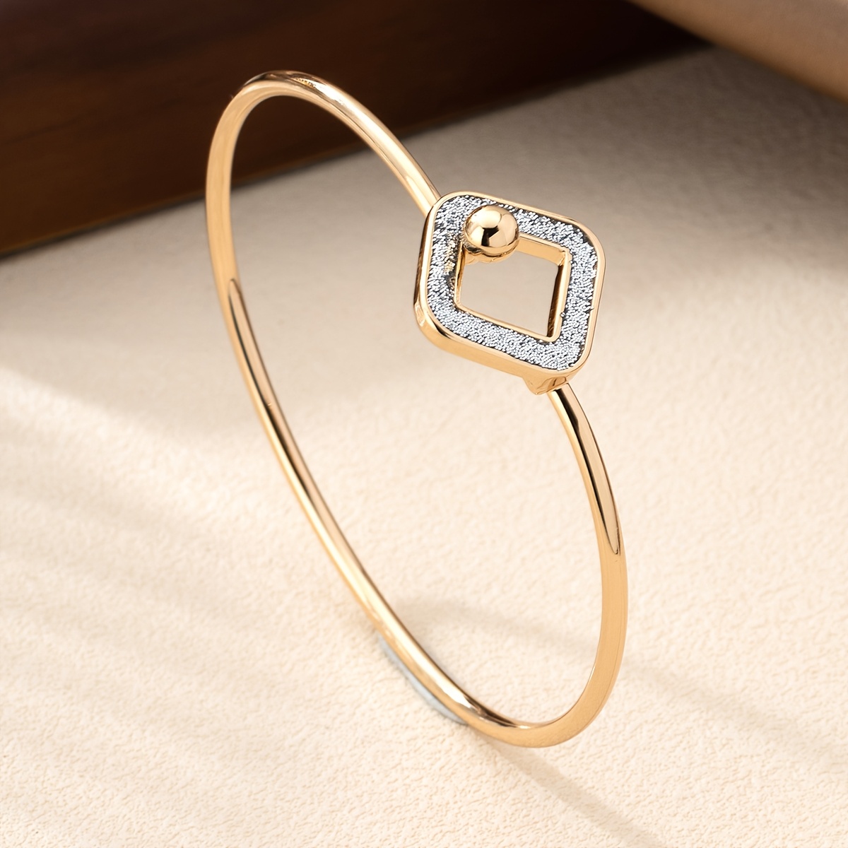 1 European and American Fashion Minimalist Geometric Open Bangle for Women, Suitable for Daily Wear