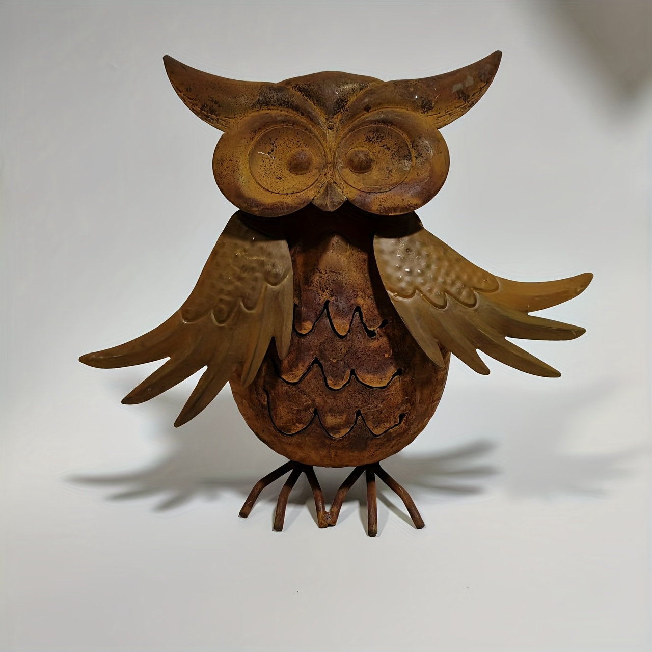 E-shop Ein trendiges, rostfarbenes Eulen-Ornament im Vintage-Stil, für künstlerische Dekoration in Gärten und Innenhöfen. Dieses Eisenkunstwerk ist ein