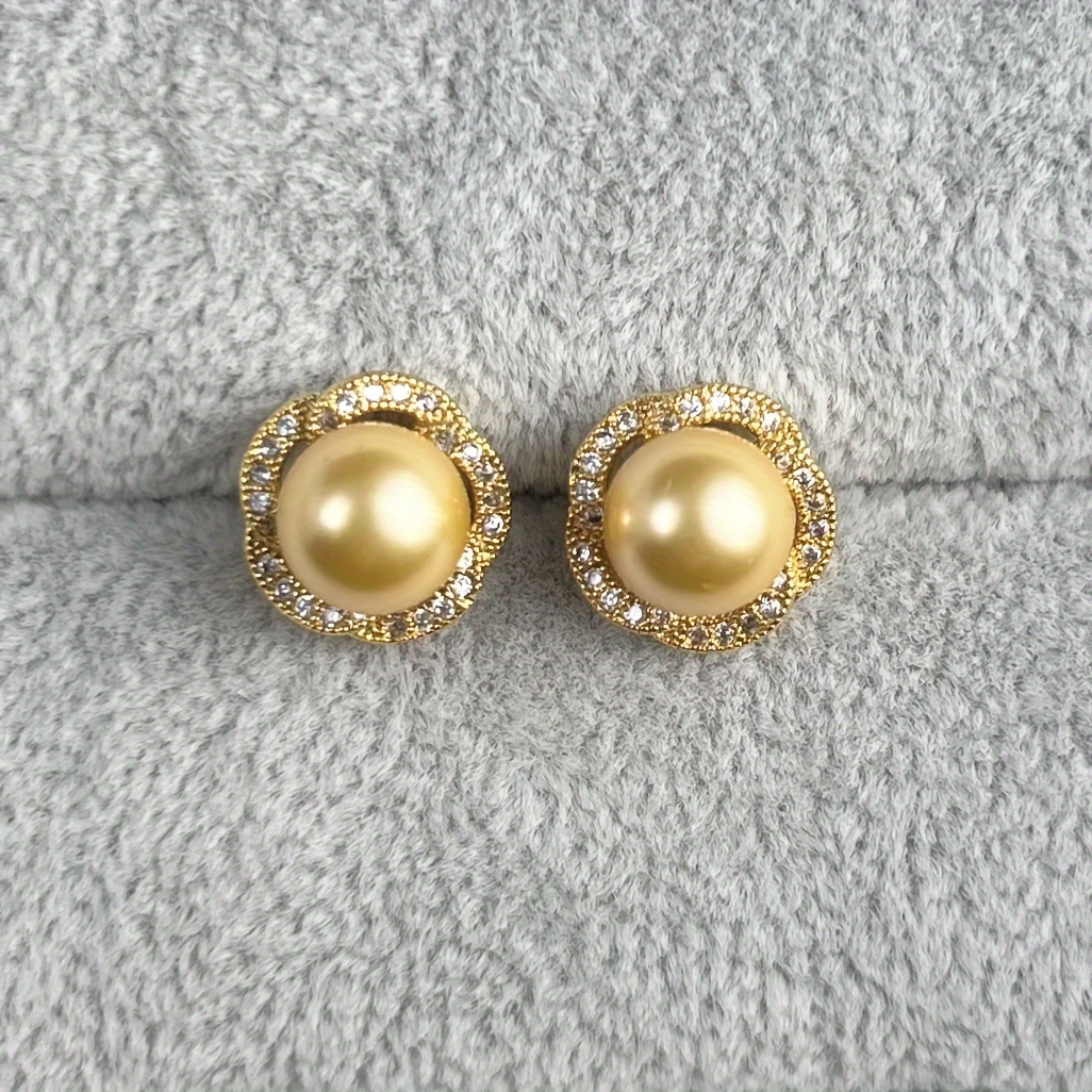 

Fashionable And Elegant 8mm Yellow Shell Pearl Earrings With 18k Gold Plating, Perfect Round And High-gloss Flawless, Elegant And Luxurious Ladies' Temperament Shell Pearl Earrings