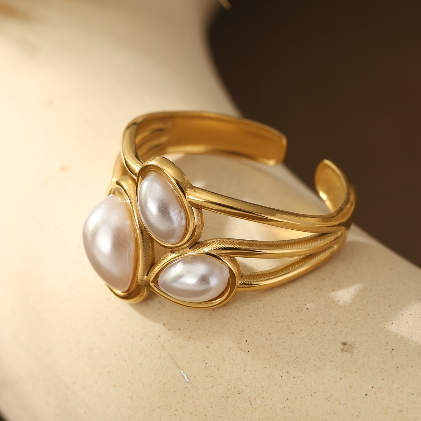 טבעת נירוסטה גיאומטרית אחת לנשים עם 3 פניני חיקוי - טבעת יוקרתית נוסח רטרו חצר לחתונות ולבוש יומיומי