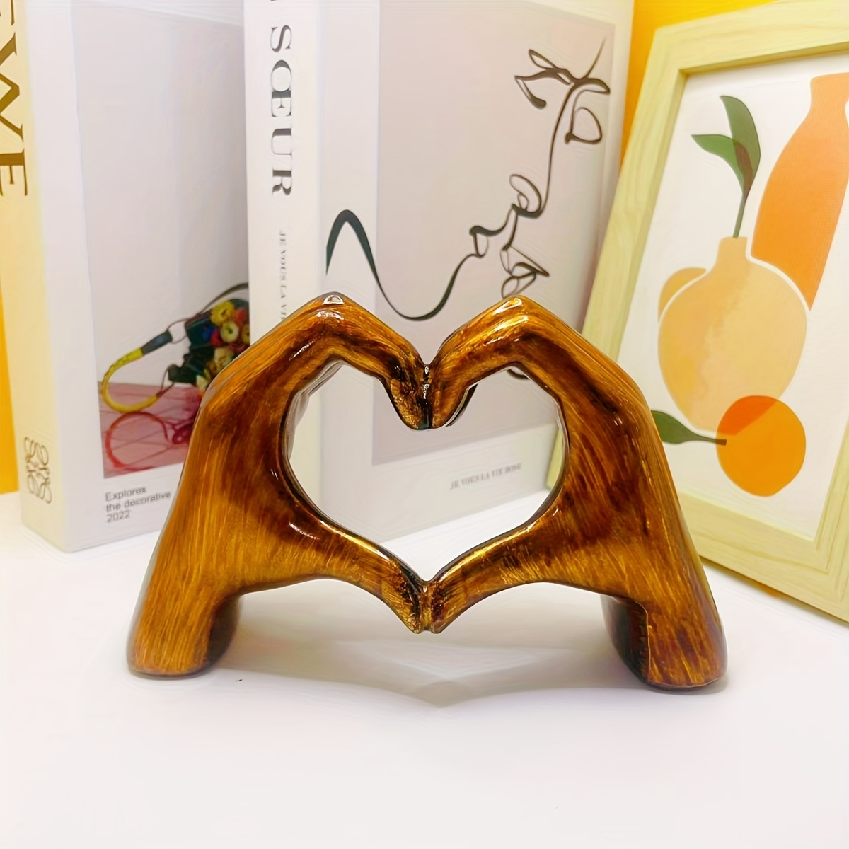 

1pc Wooden Grain Love Hand Ornament - Hand-made Romantic Resin Heart-shaped Gesture Statue, , Personalized Home Desktop Decoration, Is An Gift For Holiday Parties As Christmas, Valentine's Day, Day