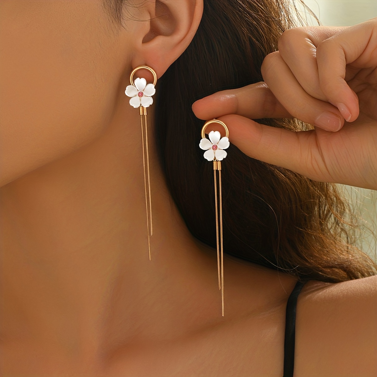 1 Pair White Floral Tassel Earrings, Elegant , Exquisite Petal And Design, Ideal For Women And Fashion On Festive Occasions