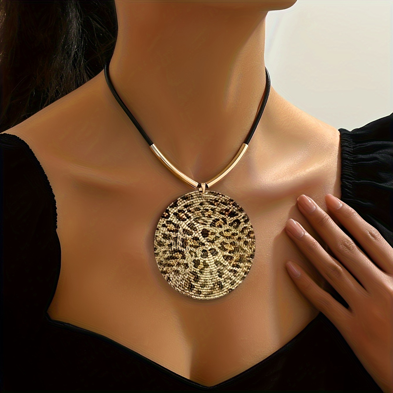 

Collier pendentif circulaire géométrique imprimé léopard de style vintage, fabriqué en fer, incrustation de pierre, polyvalent pour offrir en cadeau et pour une tenue décontractée - Pour toutes les