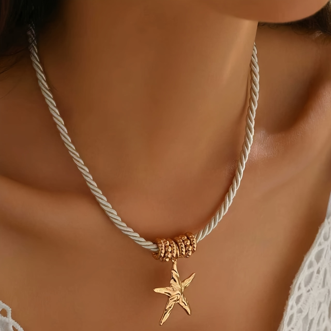 TEMU 1 collar con colgante para mujer, fácil y elegante, diseño vintage bohemio de dorada en , cadena trenzada de cuerda blanca gruesa para el