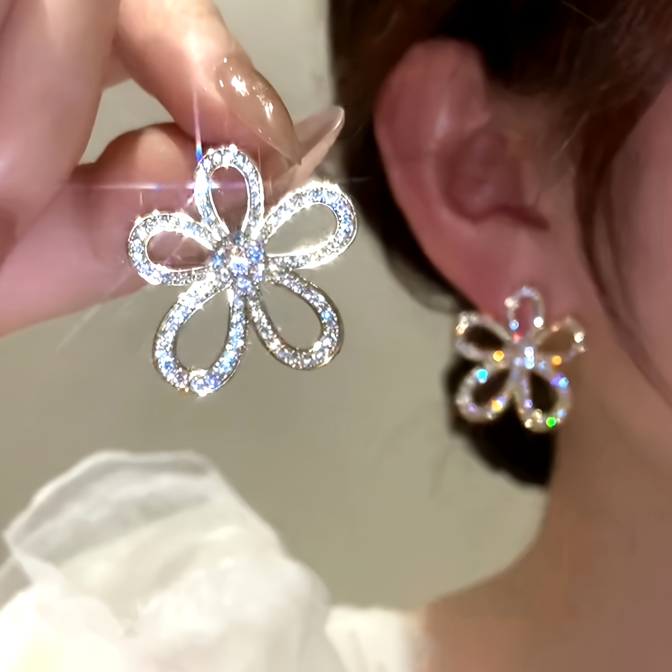 Image of A Pair Of Women's Earrings, Fashionable And Light Luxury, With A Hollow-out Sunflower Design, A New Year Gift Earring