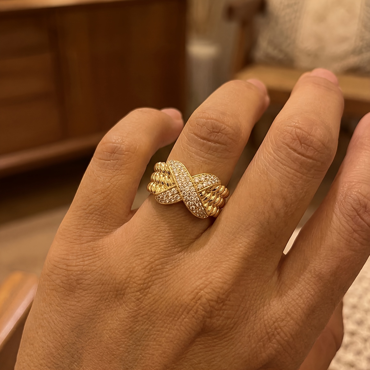 Women's Lightweight Luxury Textured Palace-Style Ring, Versatile