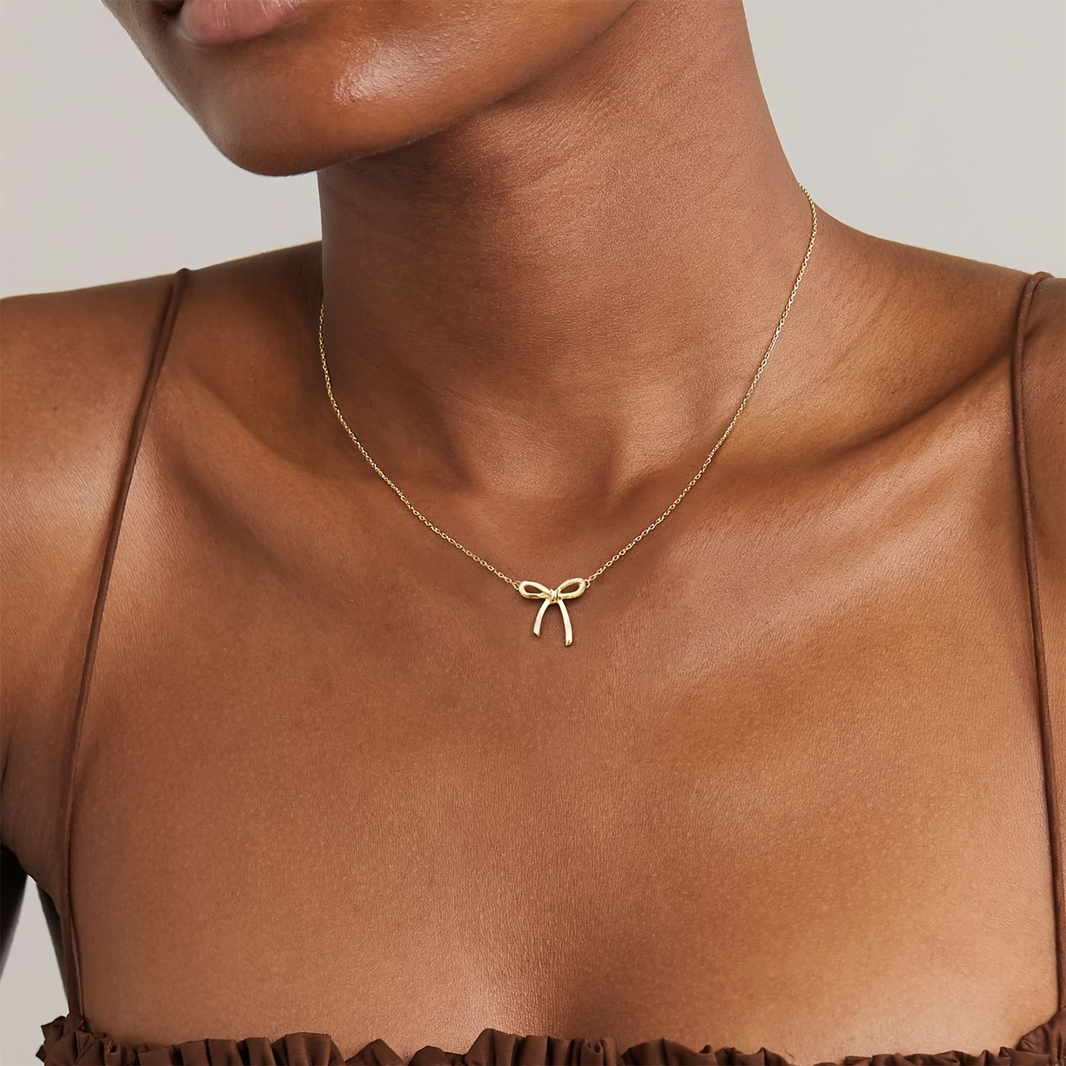 

Collier à chaîne de mode européenne et américaine simple et avec nœud papillon pour femmes. Convient pour les fêtes , les danses, les et les fiançailles, le port , convient cadeau