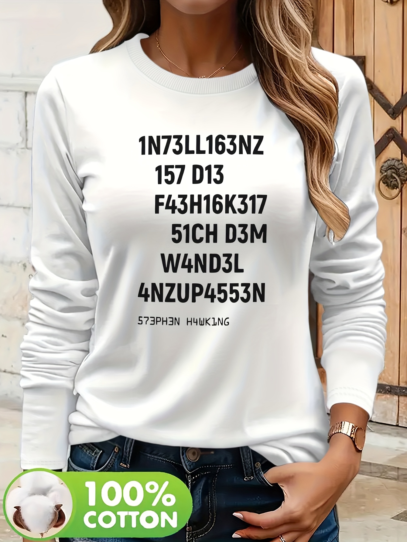 Artikelbild 100% langarm-t-shirt für herbst und winter, weich und hautfreundlich, bequem und warm zu tragen. das shirt zeigt einen druck aus buchstaben und zahlen, der tatsächlich intelligence is  , fashion is the wind liest.