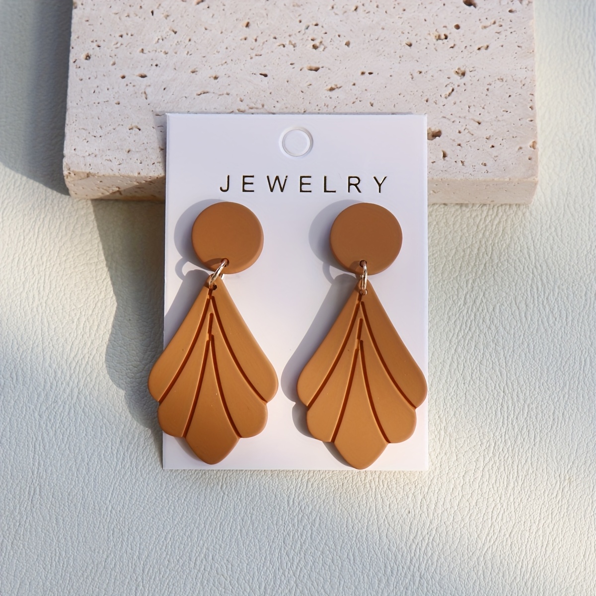 TEMU 1 Par de Pendientes Colgantes para Mujer, Otoño Invierno Vintage Marrón con Forma de , Acrílico Tallado, Tipo Arcilla, , Elegantes, Adecuados