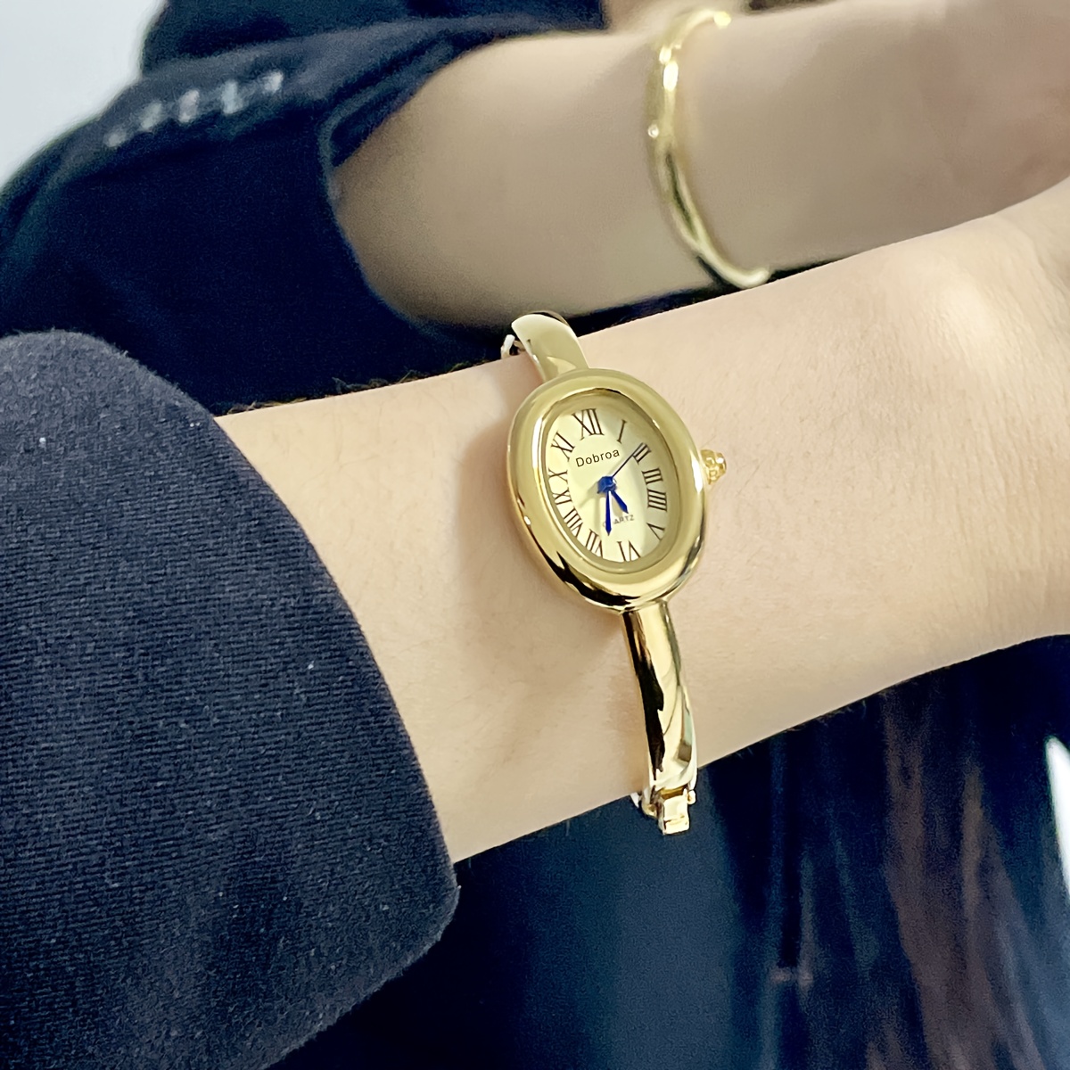 New Women'S Watch in Rose Golden, Featuring a Trendy, Luxurious Feel with a Classic, Unique Oval Bracelet Design