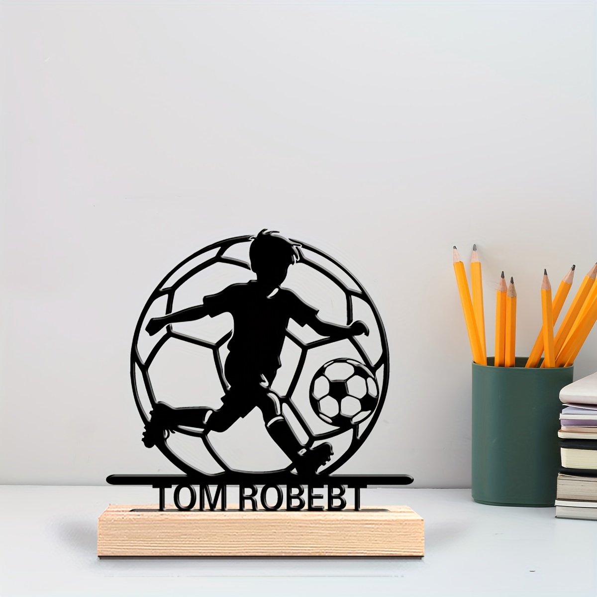 TEMU 1 personalisierte Fußballspieler Metallstatue - Benutzerdefinierter Name, dynamische Fußballspielende Kinderdekoration mit stabilem Holzsockel -