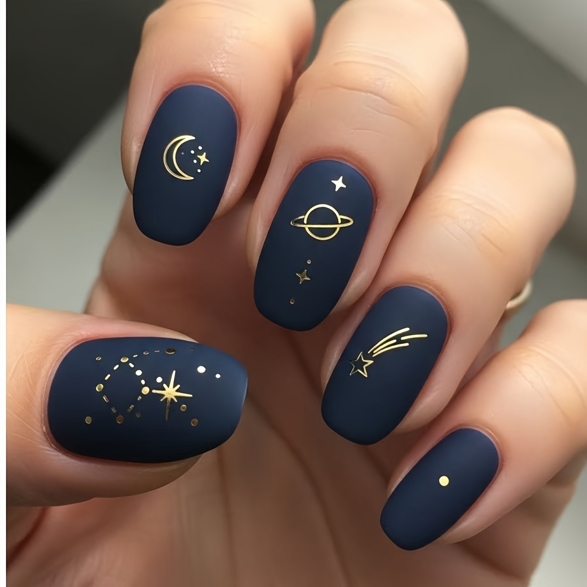 TEMU 24pcs Faux Ongles de Luxe Ciel Étoilé Bleu Foncé, Base avec Design Constellation d'Étoiles Dorées, Style Court, Réutilisables et Amovibles