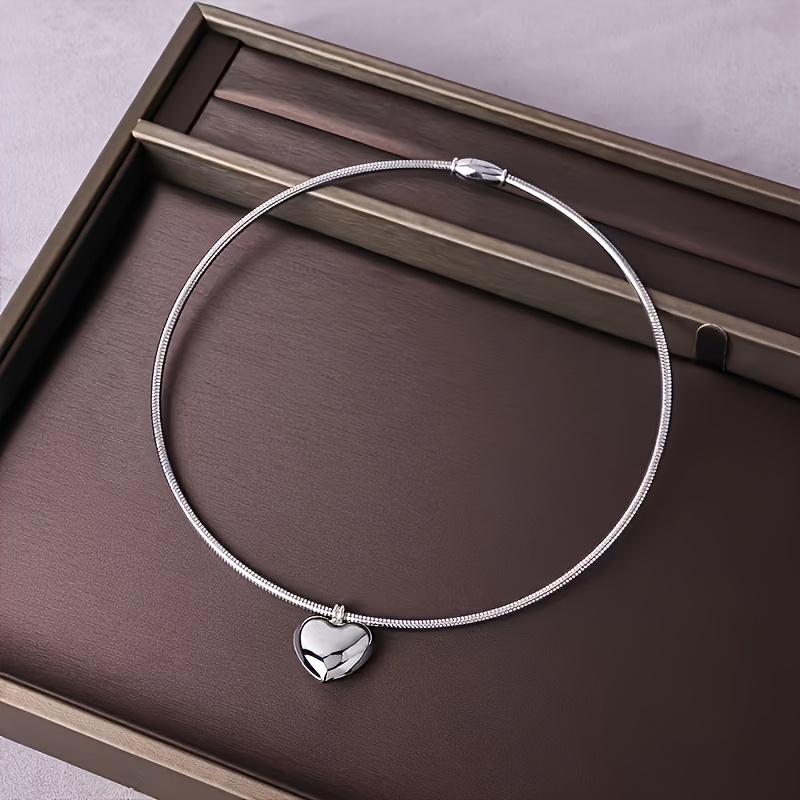 Image of Romantic Heart Necklace, Women's Fashion Jewelry, A Stylish Hypoallergenic Multi-functional Glossy Heart-shaped Minimalist Pendant Choker Suitable For Women' Gatherings, Parties, And Vacation Wear