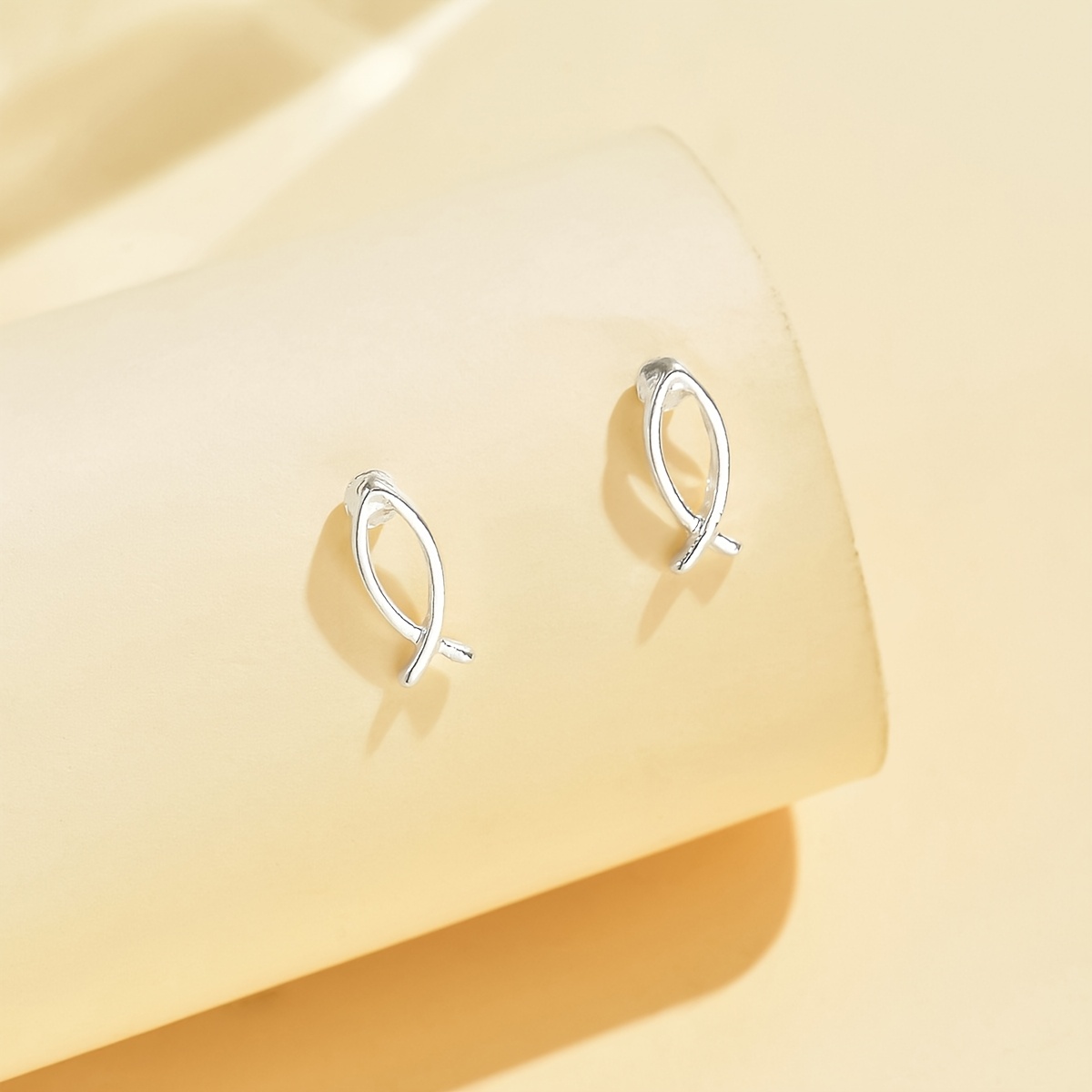 TEMU Un par de aretes minimalistas, elegantes y con forma de pez