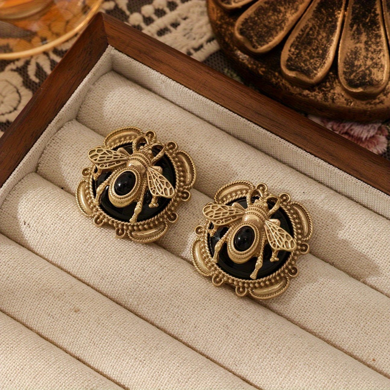 E-shop 1 Paar Europäische und Amerikanische Mode Beliebte Einzigartige Runde Exquisite Kleine Biene Design Metall Ohrringe Geeignet für Damen Tägliche