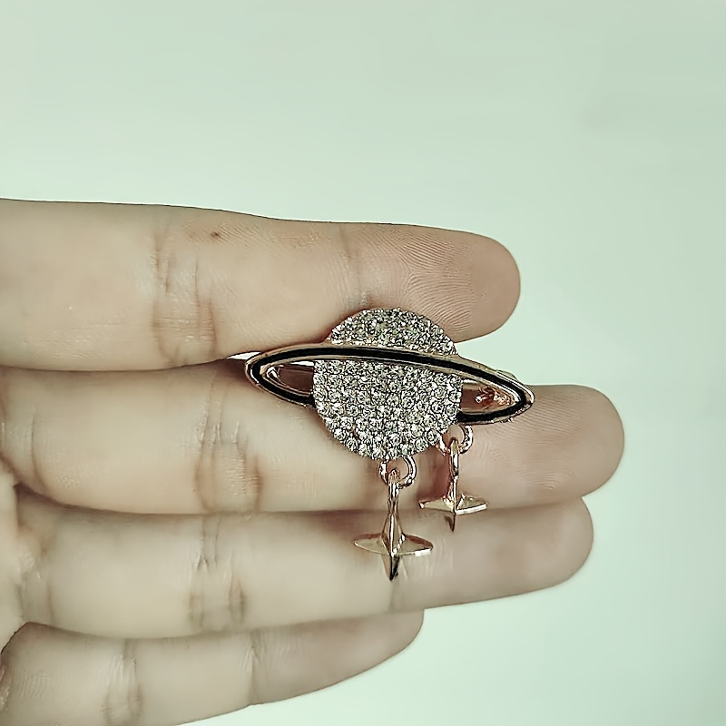 TEMU A Stylish Brooch Featuring A Starry Design, Perfect For Accessorizing Blazers And Coats.