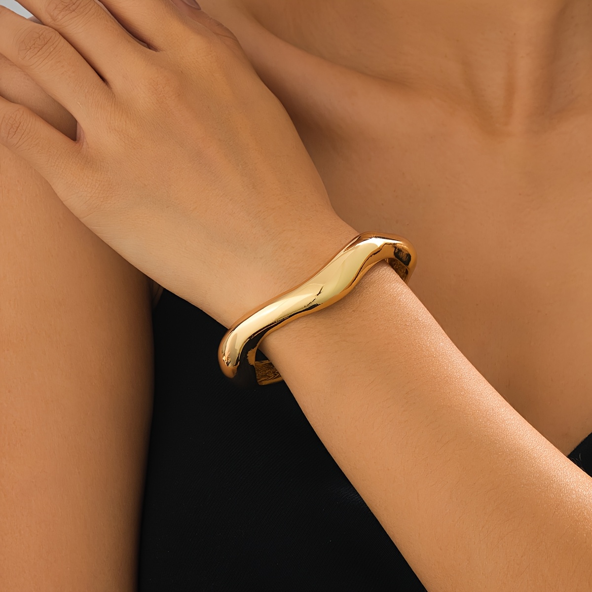 Stylish Open Spring Bracelet for Women, Perfect for Summer Gatherings