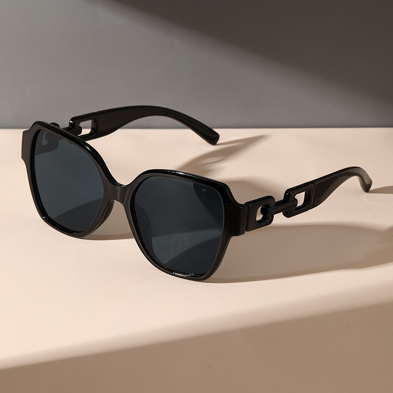 

Black Hollow Hinge Fashion Glasses For Women Men Anti Glare Sun Shades Glasses For Driving Beach Travel