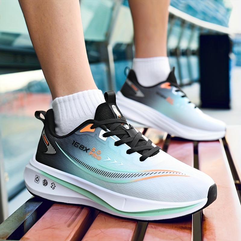 Chaussures de Course pour Hommes – Légères et Respirantes, Semelle Souple Amortissante Pour Usage sur Route & Sentier Chaînes Multifonctionnelles Antidérapants Adaptées au Marathon Triathlon VTT Cyclisme Gym Aérobic Randonnée Alpinism Port Quotidiens Mode Urbaine Style Sport Chaussettes d'Entraînements en Salle Entrainement à la Coupe du Monde Moderne Conception Durable Construction Solide Coussinée