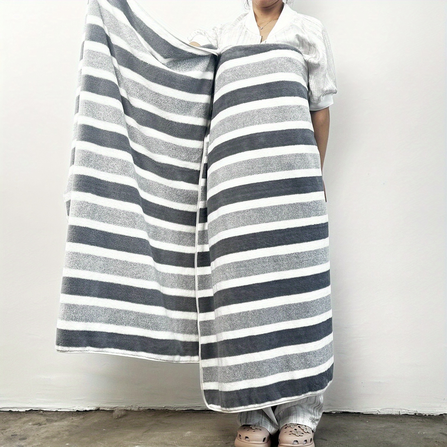 2 Extra-large 105cm X 200cm -strip Large Bath Towels, Super Absorbent, Quick-drying, And Soft And Comfortable, Designed For . Thickened Coral Material For Rapid Moisture Absorption. Easily Handles Use