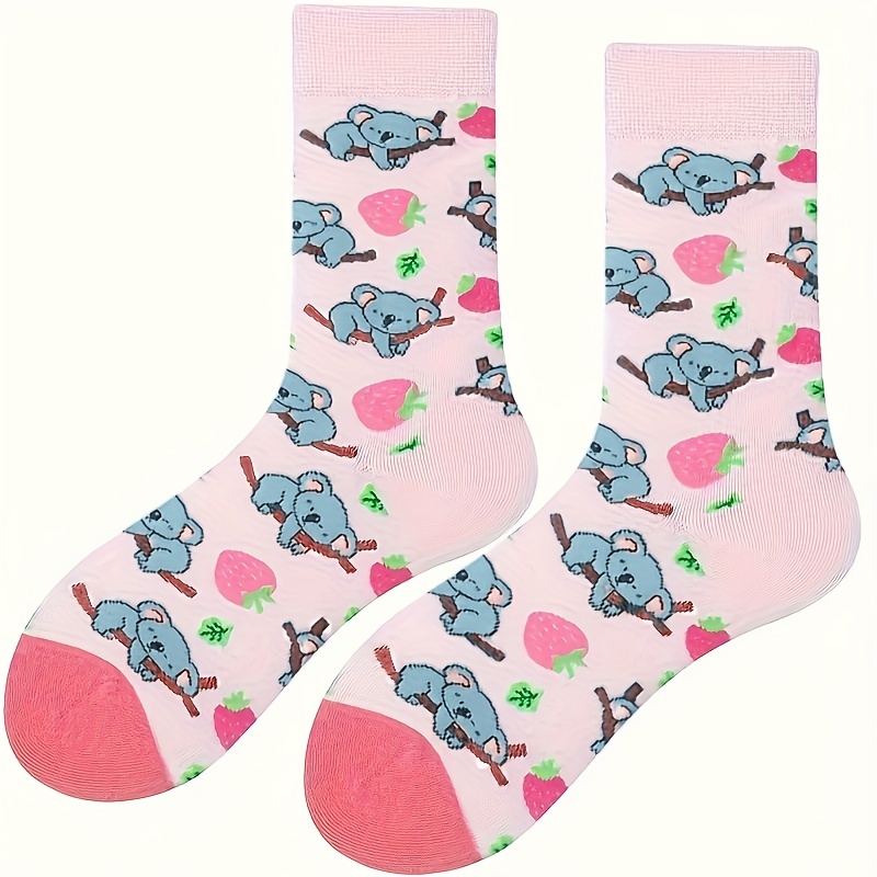 

1 Paire De Chaussettes Longues Pour Femmes Avec Motif De Koala Et De Fraises, En Tissu Tricoté , 95% Polyester 5% Élastan, 260g/m², Chaussettes De Sport Pour Intérieur Et Extérieur