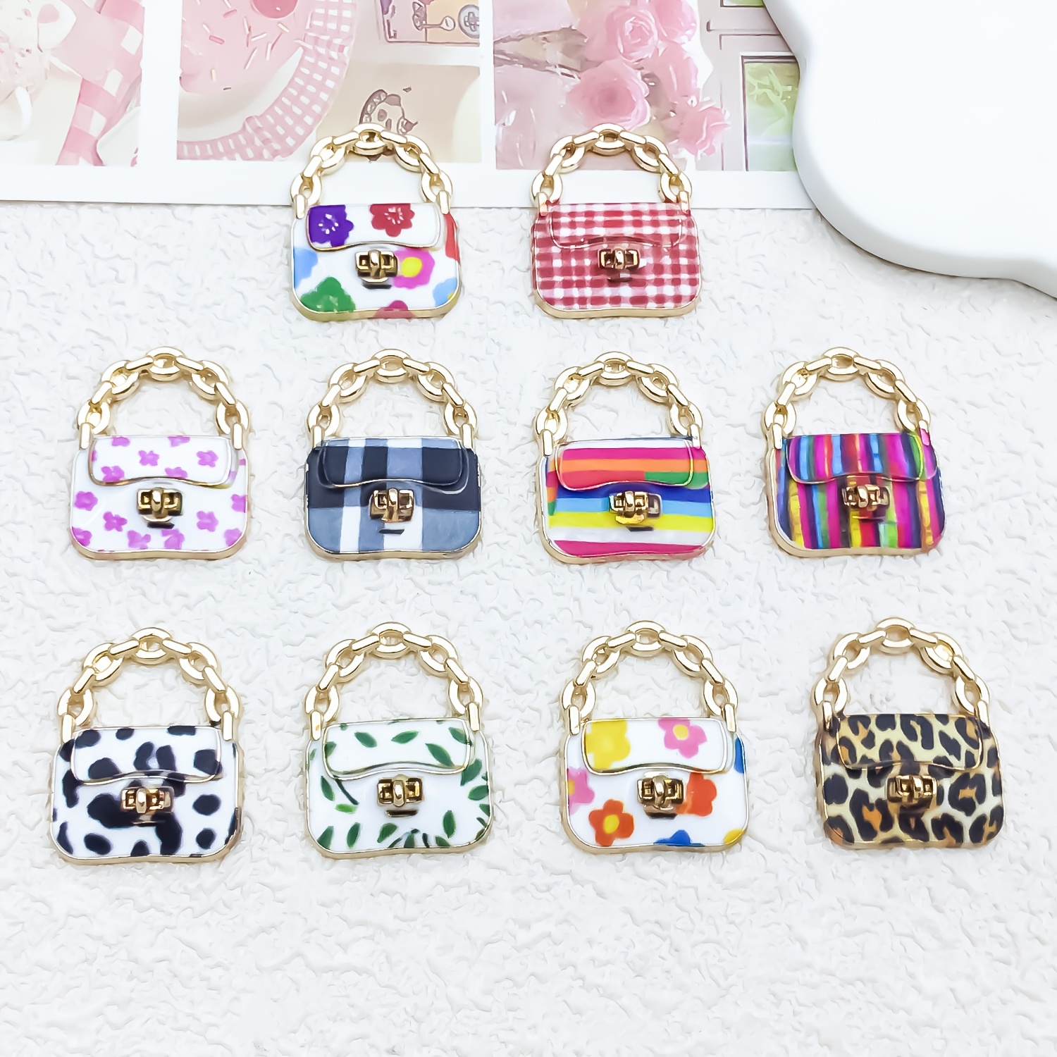 TEMU de 10 piezas de dijes de esmalte tipo mini bolso, colgantes de cadena para bolso con estampado floral, de leopardo y de cuadros, de aleación