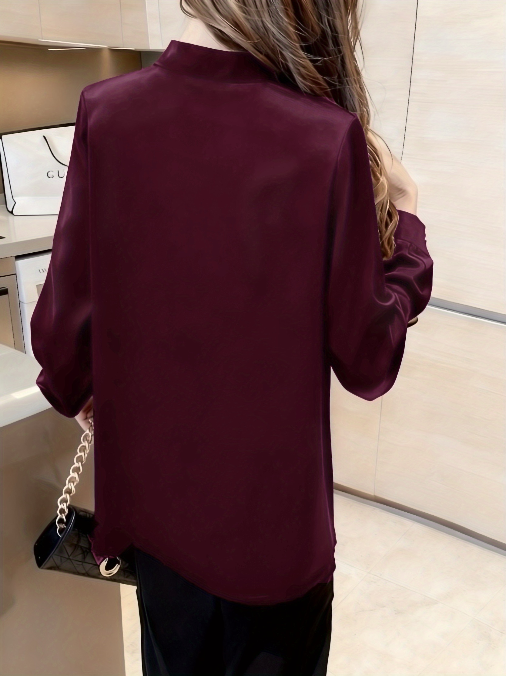 Elegante Blusa de Satén Inspirada en el Medio Oriente para Mujer - Camisa de Manga Larga con Cuello en V y Detalle de Lazo en Color Burdeos Sólido, Lavable a Máquina y Ajuste Sastre para Uso en Todas las Estaciones, Atuendo Formal, Acabado Elegante