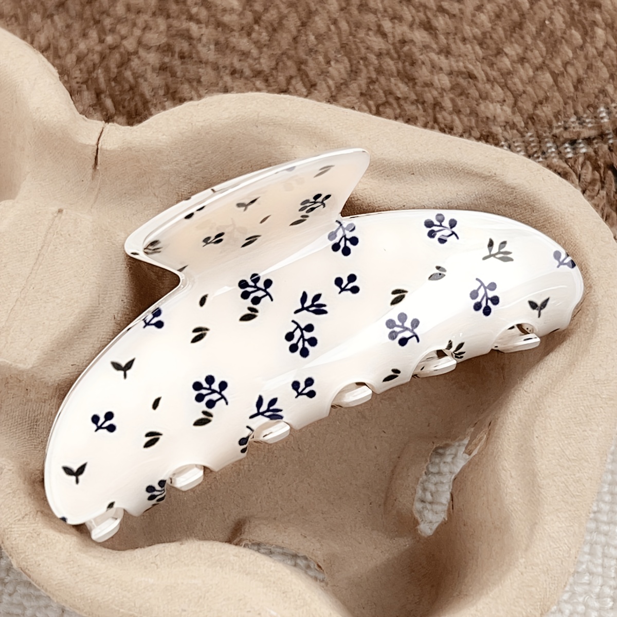 Image of 1pc Of Vintage Blueberry Hair Clip, A Stylish Small Floral Versatile Claw Clip, Suitable For Everyday Use And For