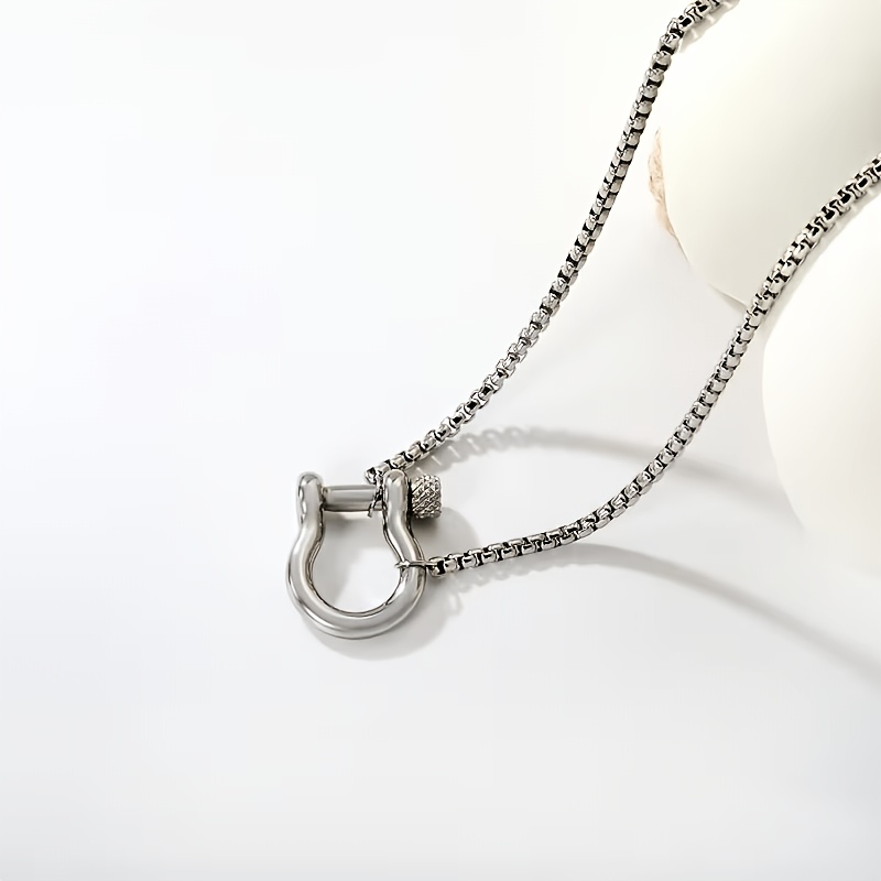 Unisex Stylish Horseshoe Clasp Design Necklace