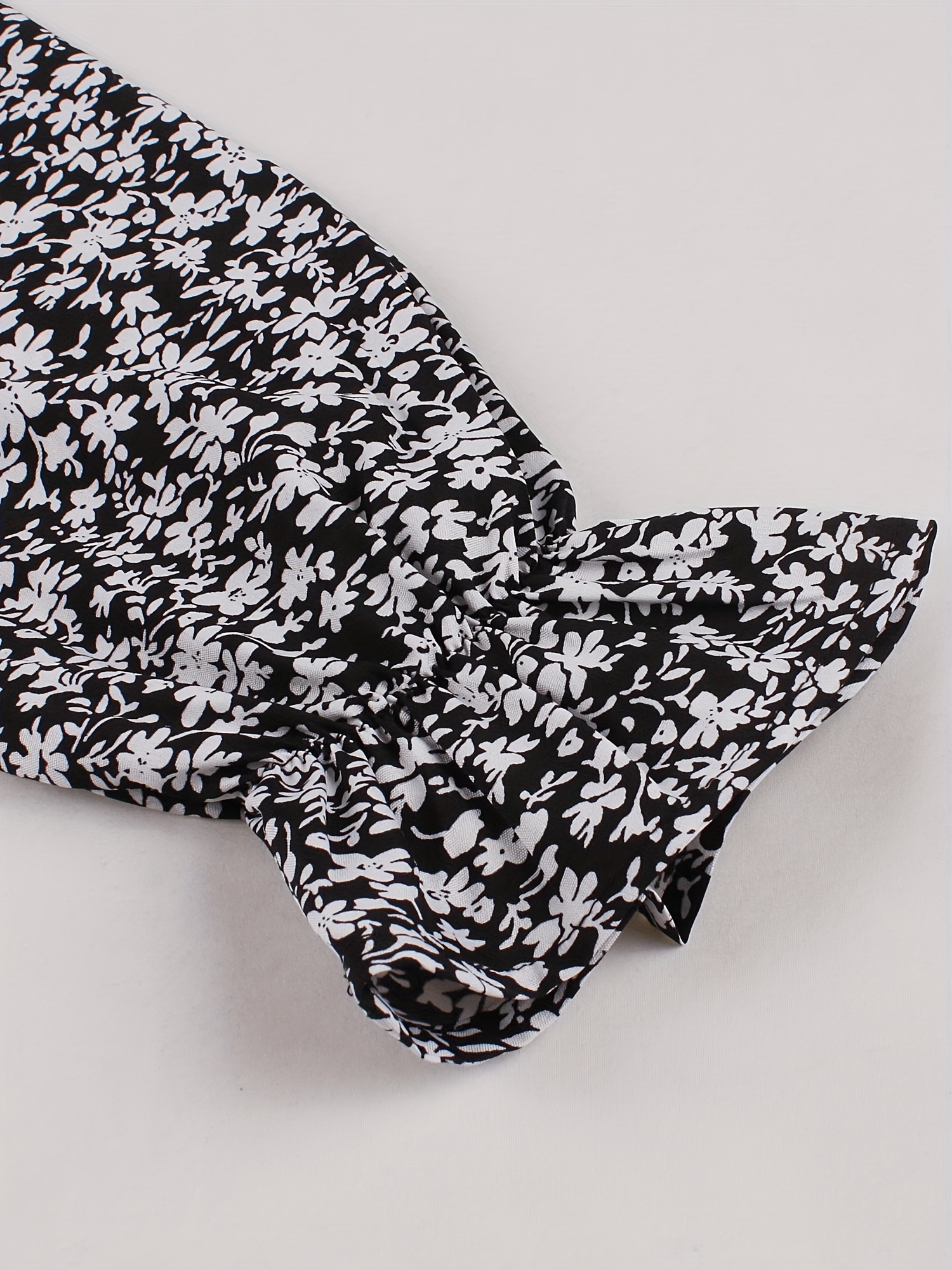 Elegant casual holiday dress with retro floral print and tie collar for spring and autumn