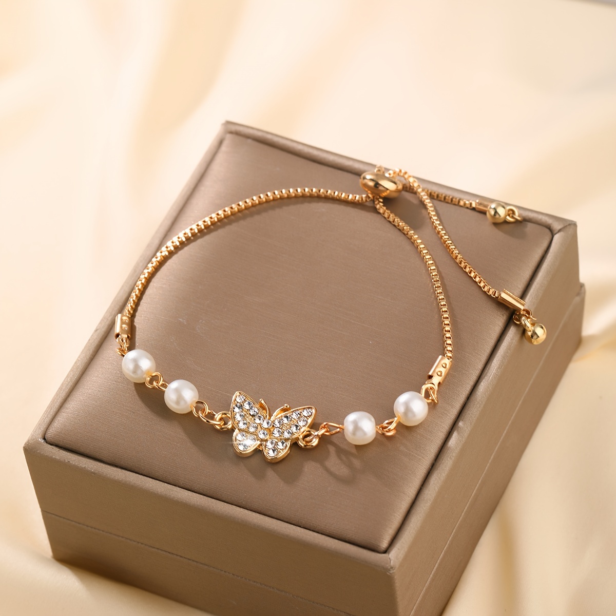 1pc Pulsera Elegante con Dije de Mariposa Dorado, Perla Imitación y Estrás, Cadena Ajustable para Atuendo Casual, Regalo para Novia, Joyería Femenina, Accesorio Diario, Adorno Lujoso