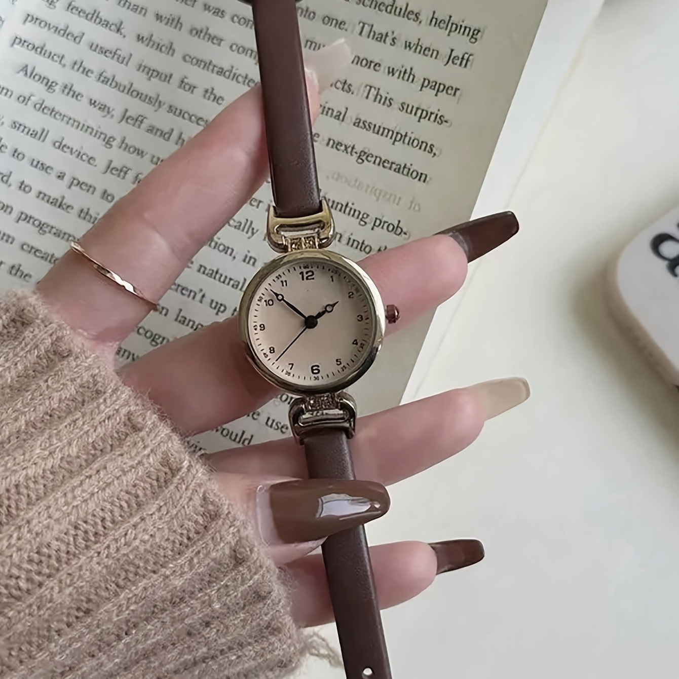 1pc Women's Faux Leather Band Round Dial Small Face Retro British Style Niche Luxury Quartz Watch, Suitable for Daily Wear