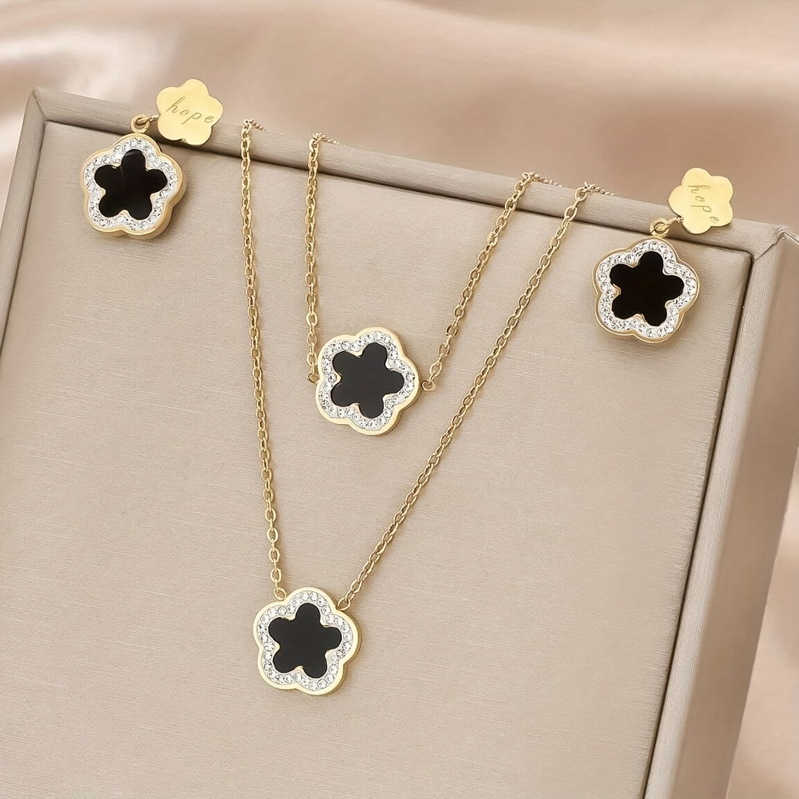 

4pcs Set Of Golden Stainless Steel Gold-plated Flower Necklace Bracelet Earrings Combination Suit Retro Simple Fashion Trend Joker Ladies And Lovers Street Daily Commuting Holiday Party To Wear.