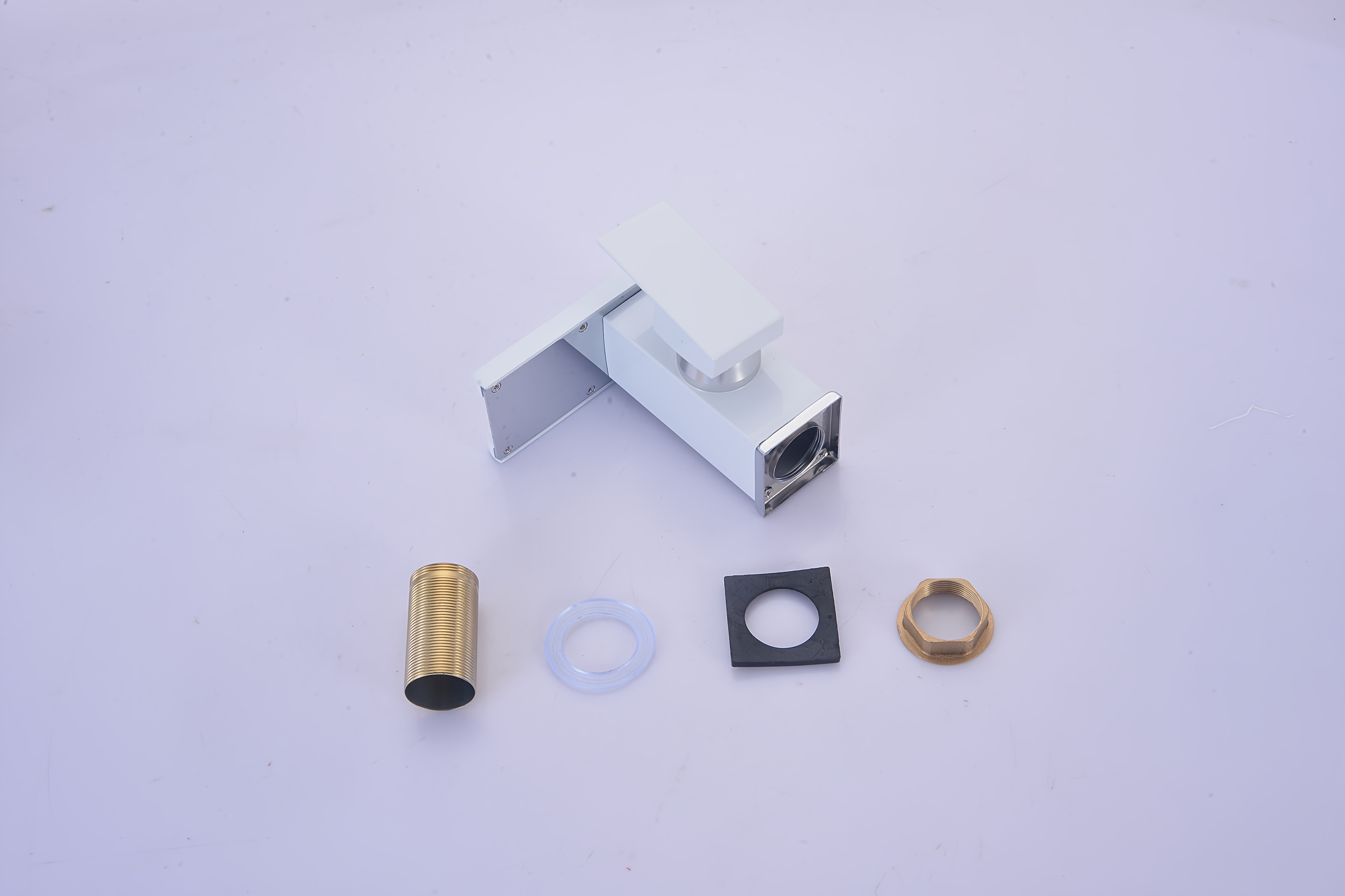 Zlewozmywak z miedzi z oświetlaną kranikiem, zapewniający gorącą i zimną wodę mieszankę do domowych łazienek, z funkcją regulacji temperatury i trójkolorowym designem zmieniającym kolor.