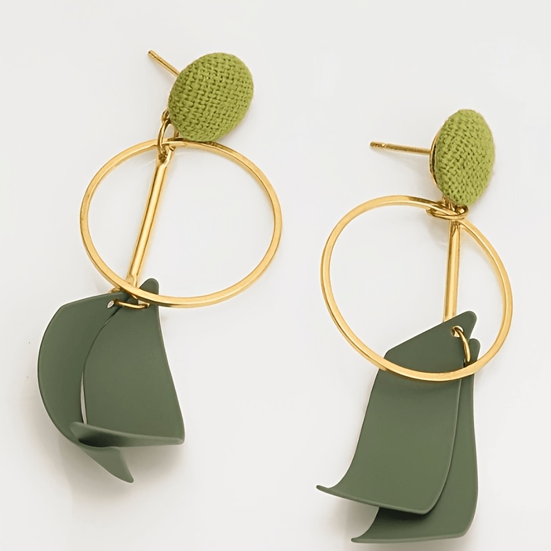 Women's Fashionable Wavy Round Earrings