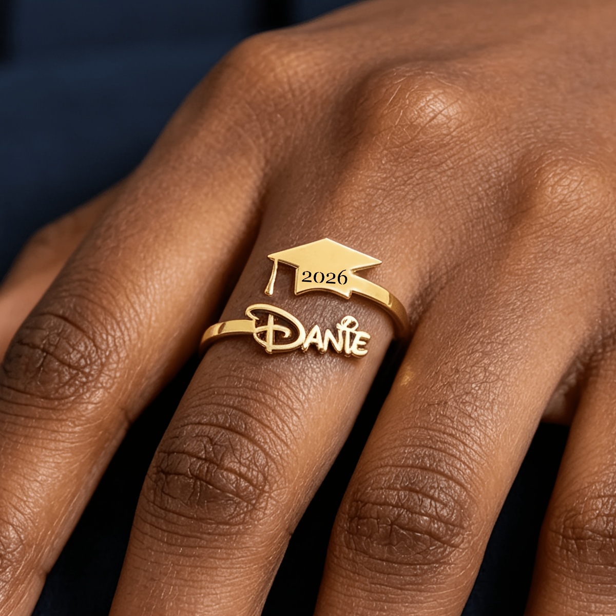 TEMU 1pc Bague Personnalisée avec Nom et Casquette de Remise de Diplôme, Bague Élégante et Tendance pour Femmes avec Lettre et Année de Remise de